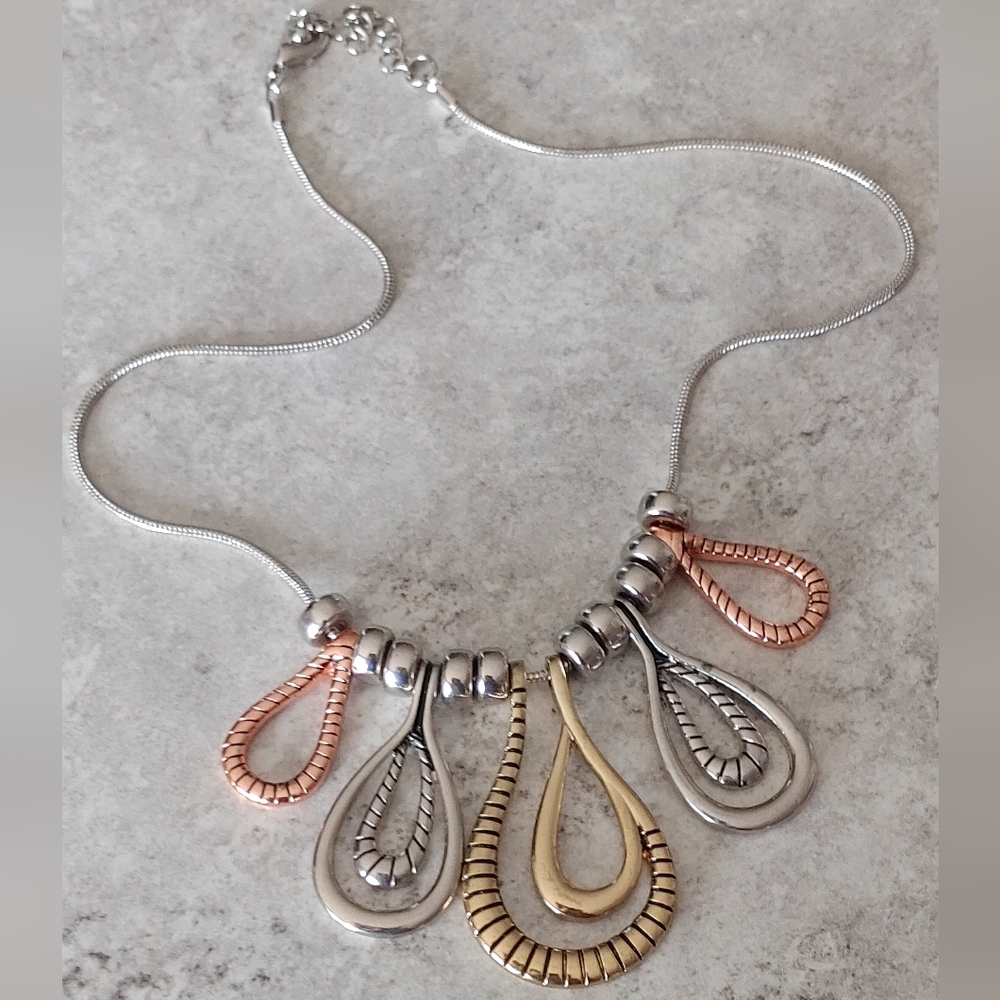 Elegant Three-Tone Teardrop Necklace - Picture 5 of 8